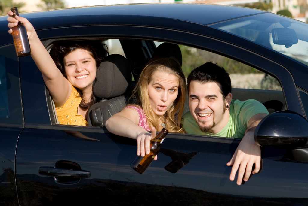 Teens drinking beer in a car